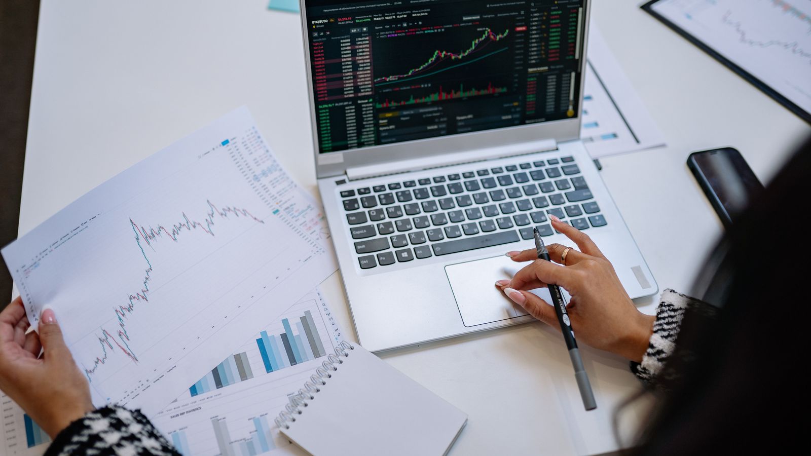 Editorial board comparing AJ Bell fees, wrapper support and account tools