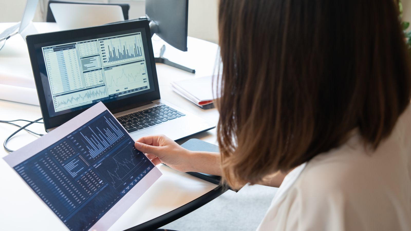 Investor comparing percentage and fixed platform charges across balances