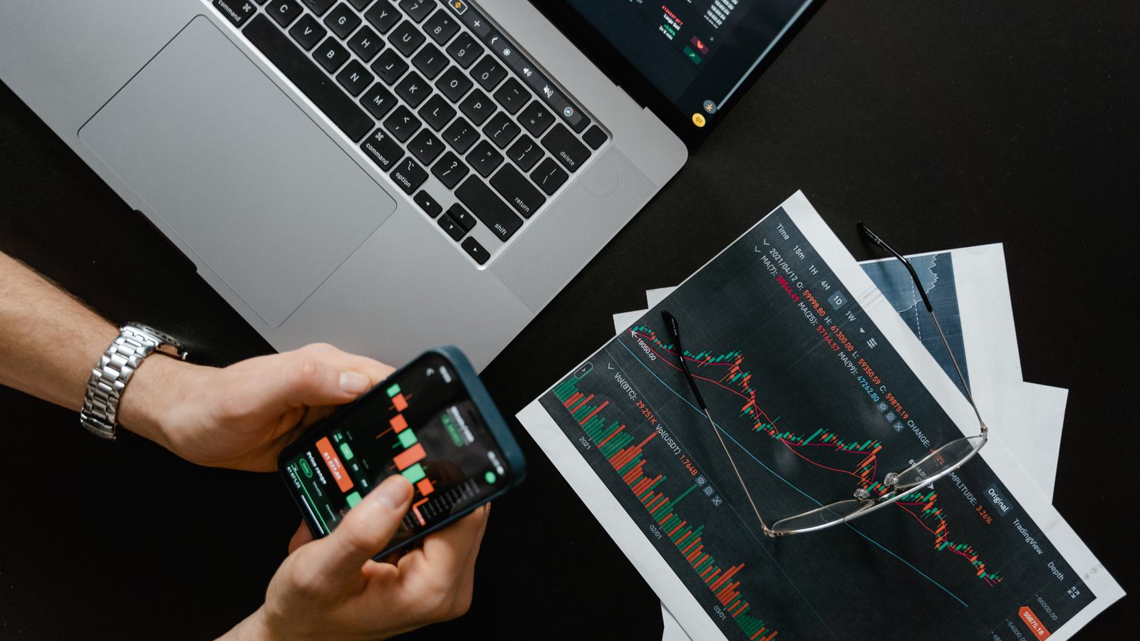 Editorial board reviewing Trading 212 app-led investing, FX and behaviour risks